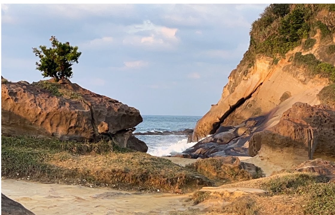 海岸岩層與海景